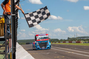 iveco usual racing inicia temporada 2025 da copa truck com os treinos livres em campo grande