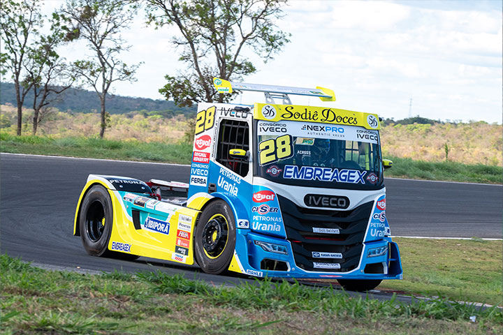 Home 1 danilo dirani leva iveco usual racing a primeira fila do grid de largada da corrida 1 da copa truck em curvelo