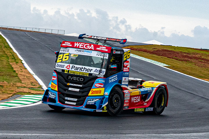 iveco usual racing lidera com raphael abbate o primeiro dia de atividades da copa truck no inedito circuito de chapeco